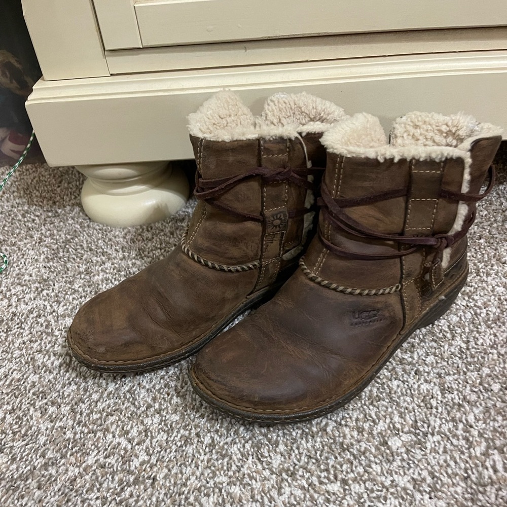 UGG Cove‎ Bootie Size 7